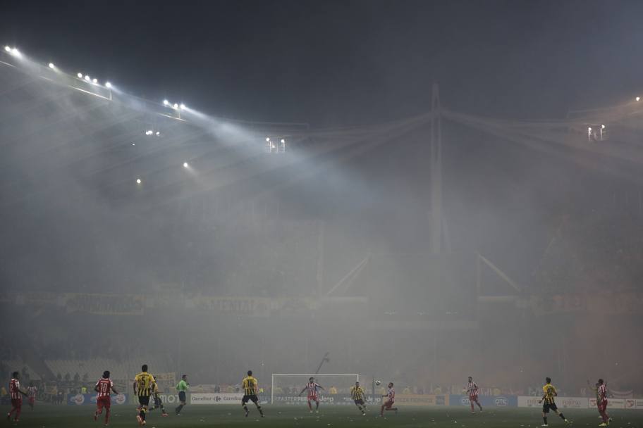 L&#39;Olimpico di Atene avvolto dalla nebbia artificiale. Ap